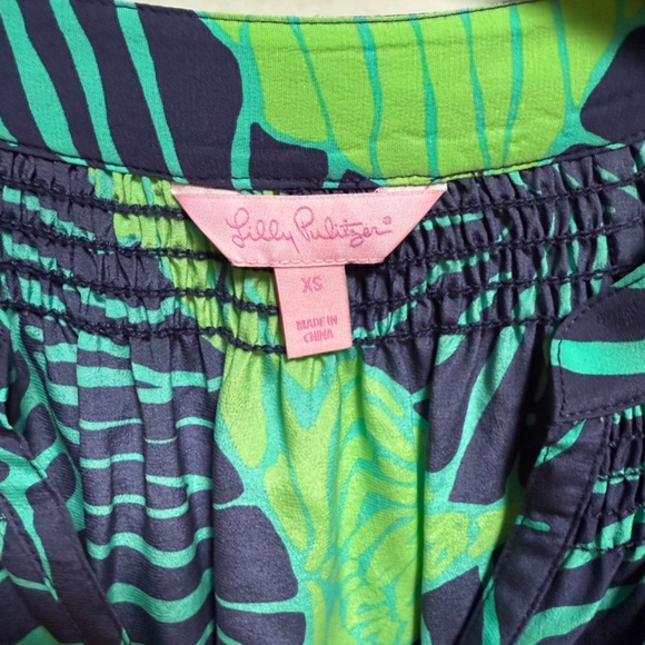 Lilly Pulitzer Elsa Silk Top --Like New Green and Navy --Size Extra Small - Picture 2 of 2